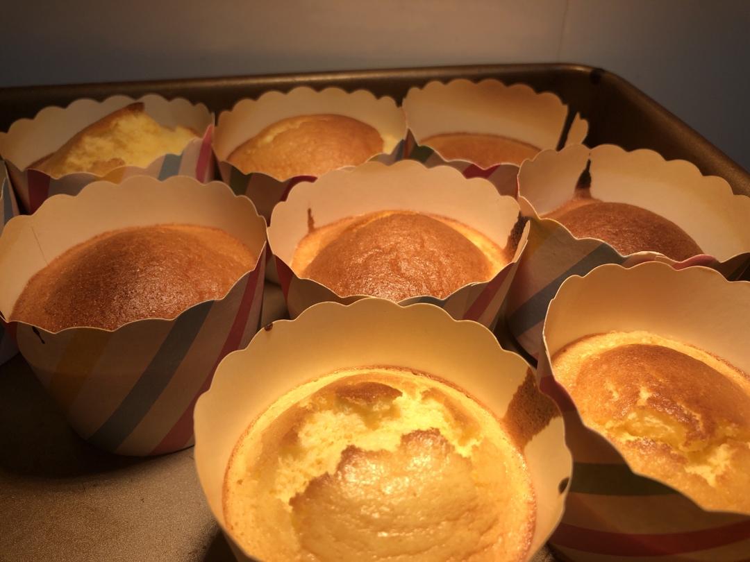 软绵绵的纸杯蛋糕