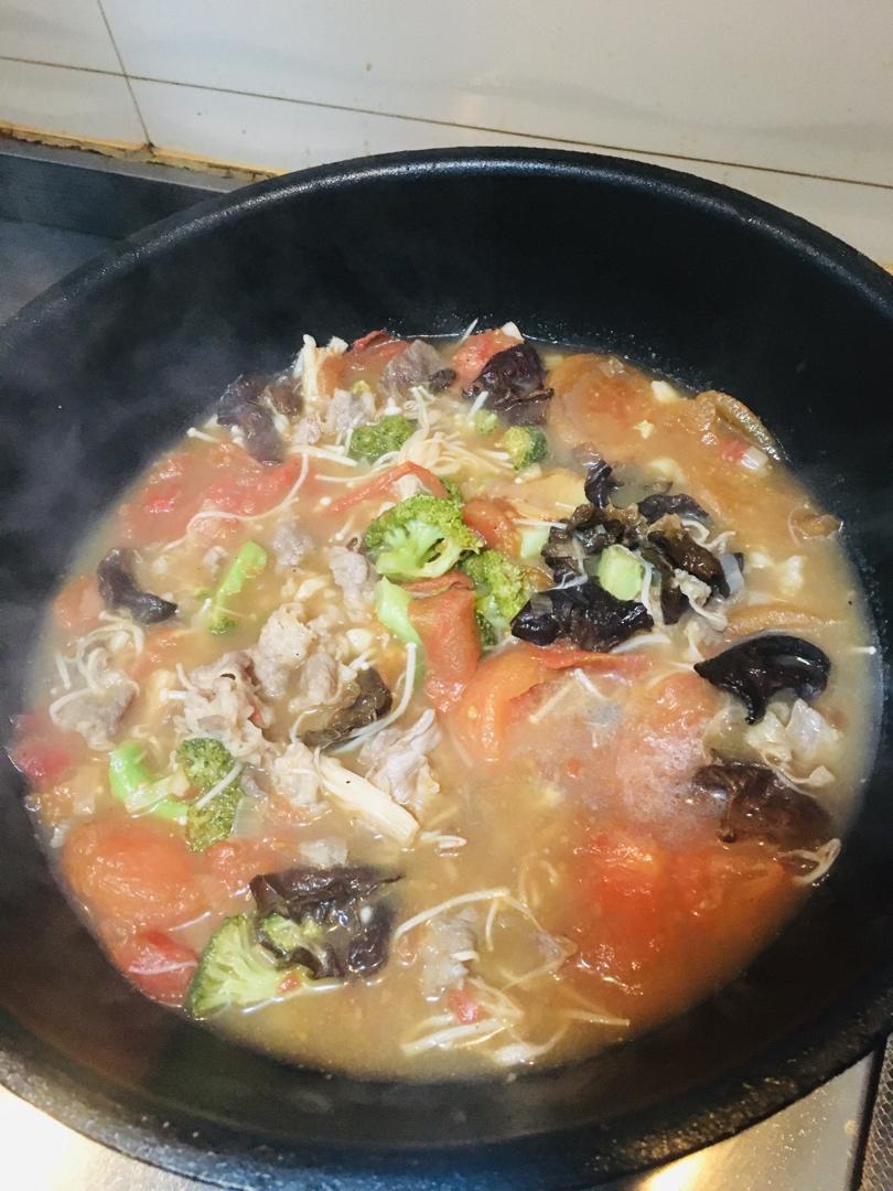 番茄金针菇肥牛汤