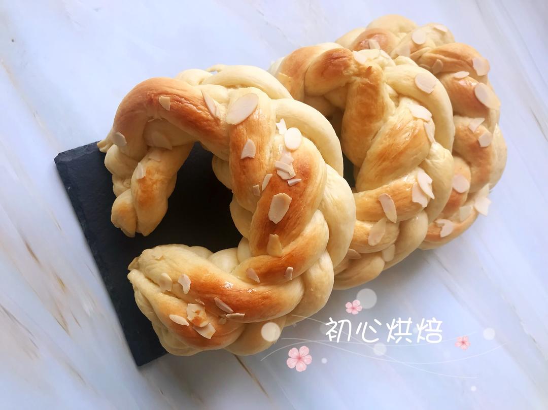 杏仁焦糖辫子牛角包