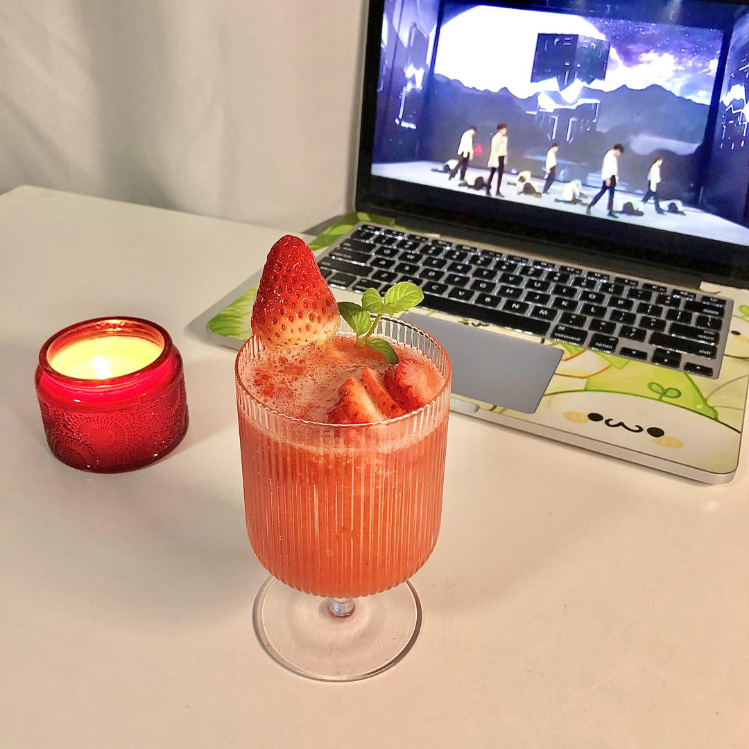 🥃威士忌也可以很甜—颜值超高的草莓酸威士忌鸡尾酒🍓