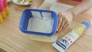 滤乳清酸奶、酸奶花、芒果夹心雪糕（附视频）的做法 步骤9