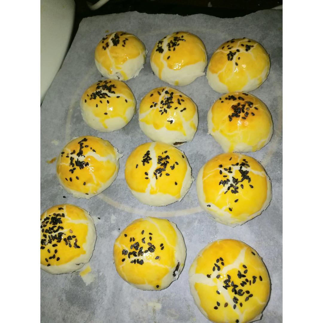 蛋黄酥 Danhuangsu