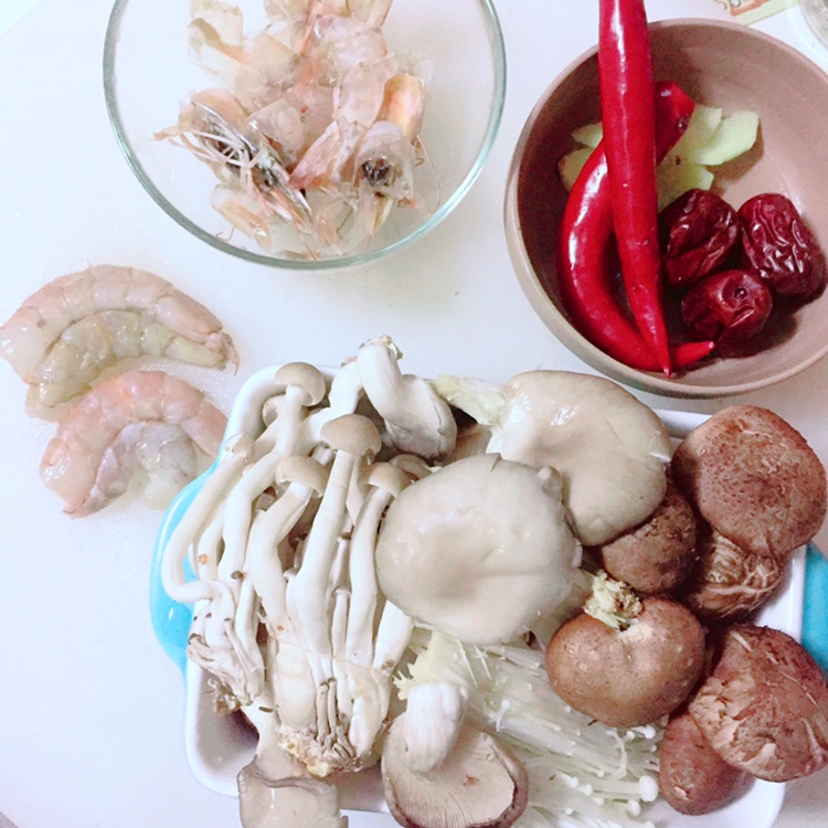 鲜虾菌菇煲的做法 步骤2