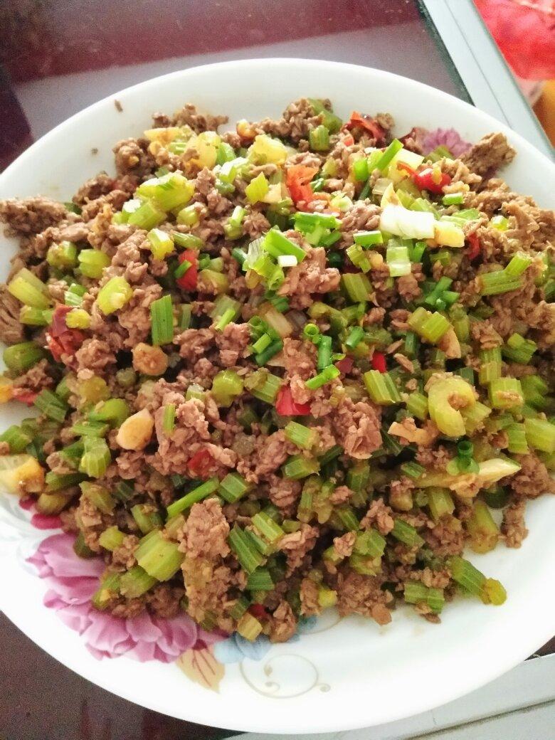 阿习学做菜做的芹菜牛肉末「下饭神器」
