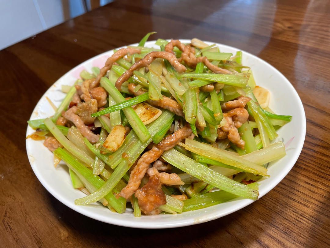 芹菜炒肉丝（七爸家常菜）