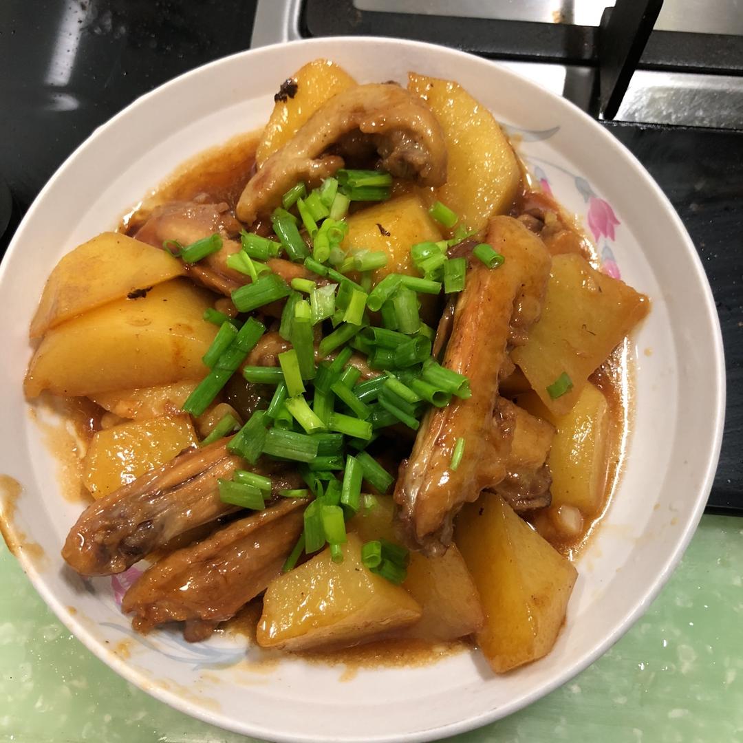 家常版红烧鸡翅土豆