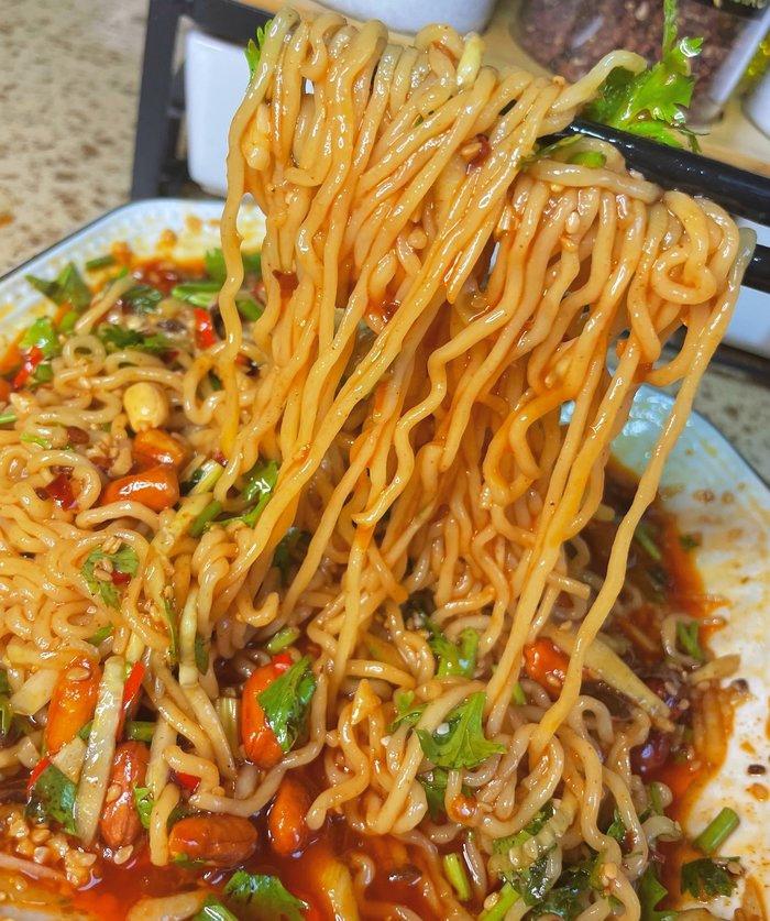 比烧烤店好吃一百倍又简单的炒方便面，七夕这天给男朋友一个惊喜！