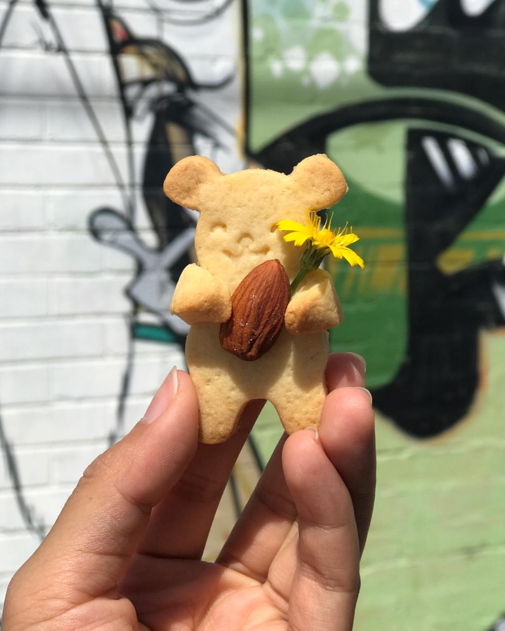 小熊抱杏仁饼干