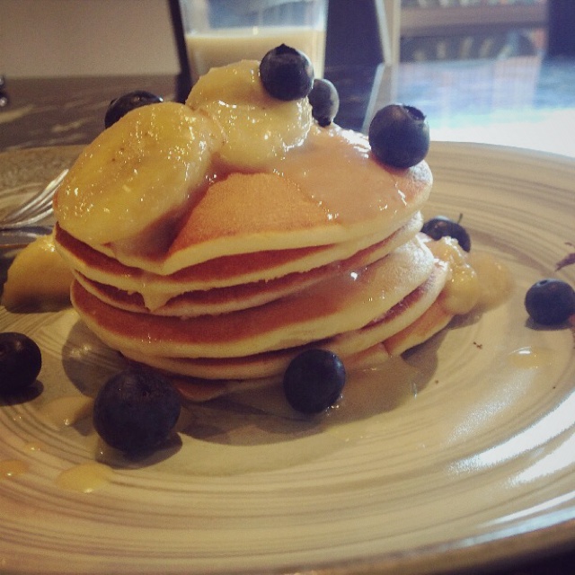 【酸奶松饼yogurt pancake】，搭上黑莓果酱和枫糖的美味。