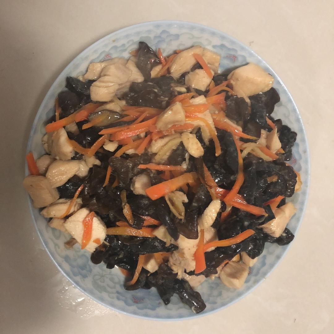 就是叫螃蟹做的木耳红萝卜炒鸡胸肉