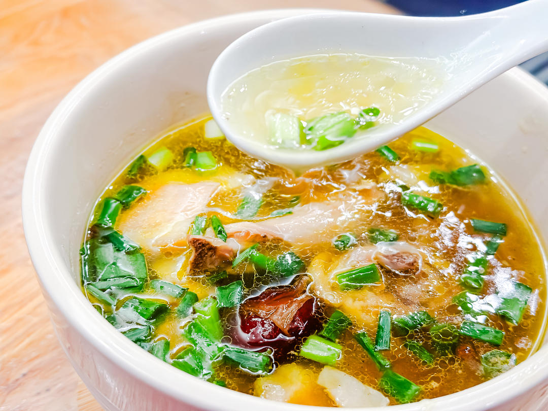 润气滋补，春季养生！老母鸡炖腊肉参汤，鲜美不油腻！