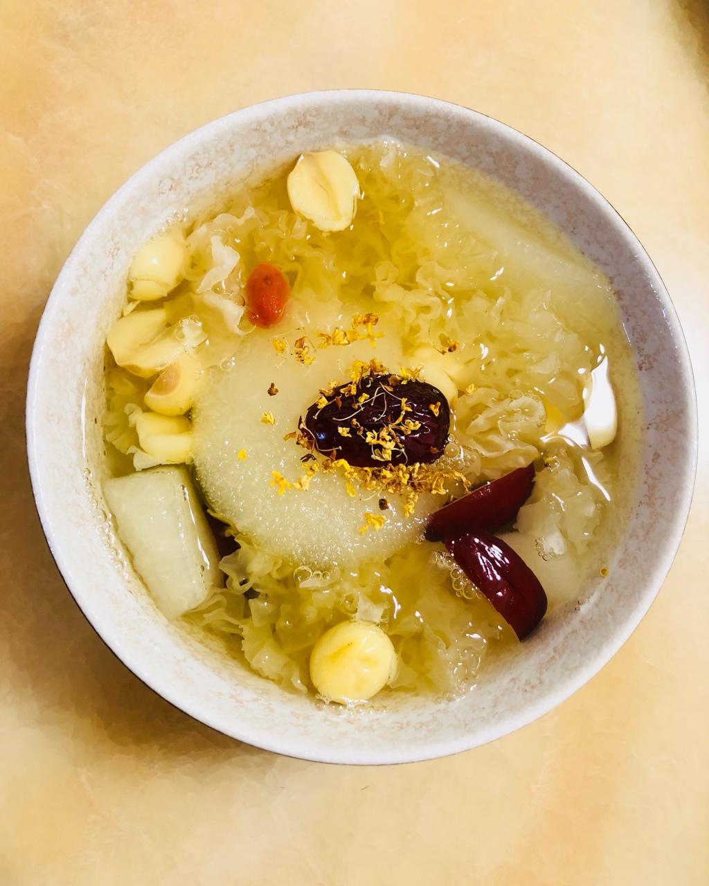 银耳莲子雪梨羹