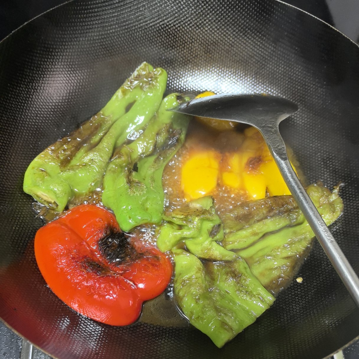 百吃不厌的糖醋虎皮青椒，有丰富的维C、膳食纤维，多吃益善