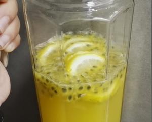 夏日美白维c果饮—百香果柠檬冰糖蜂蜜水的做法 步骤2