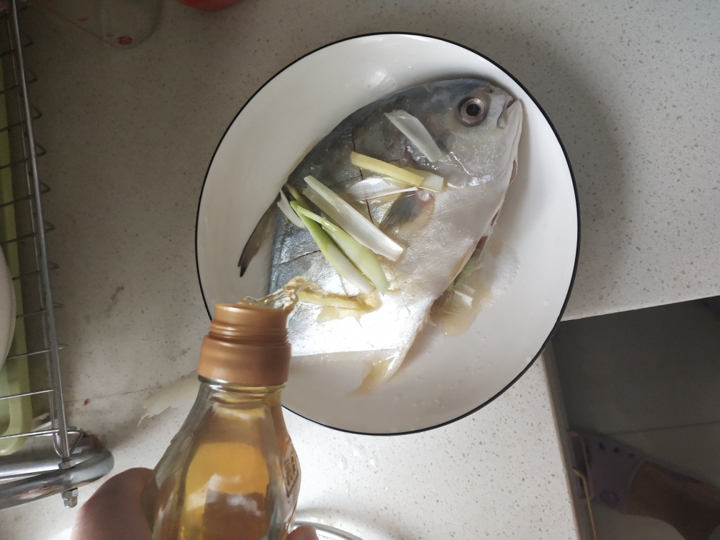 清蒸金鲳鱼的做法 步骤2