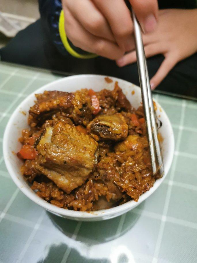 【排骨焖饭】