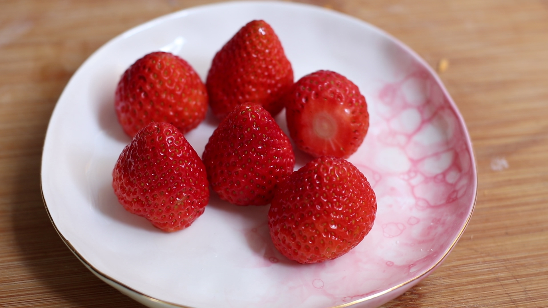 教你在家做脆皮草莓，切开好看又好吃，做法简单，比卖的还美味的做法 步骤2