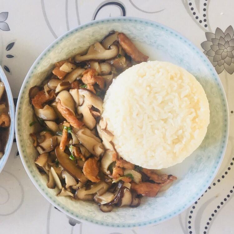 蘑菇滑鸡（香菇滑鸡）