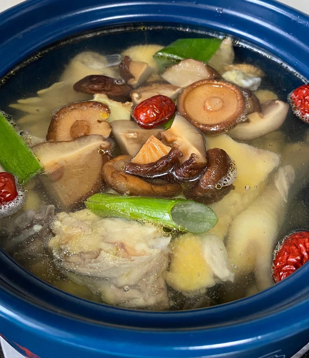 滋补砂锅煲公鸡汤的做法