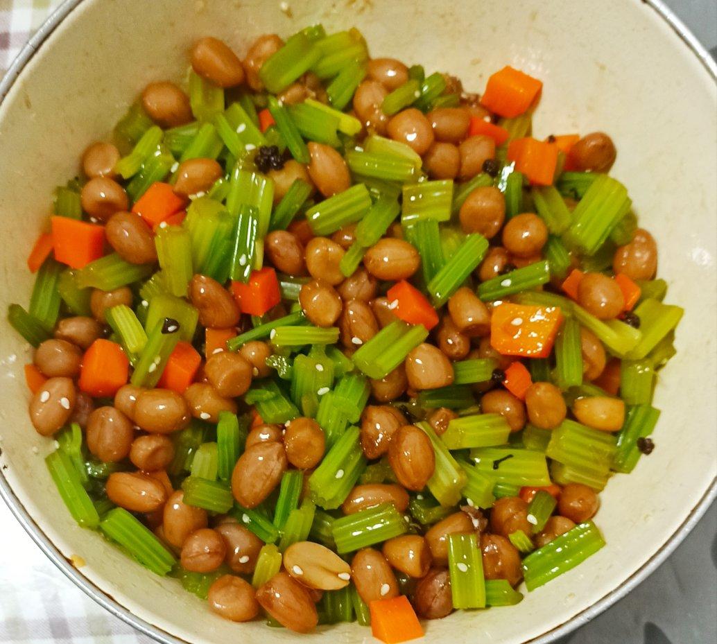 于小帅妈妈做的凉拌芹菜花生米胡萝卜