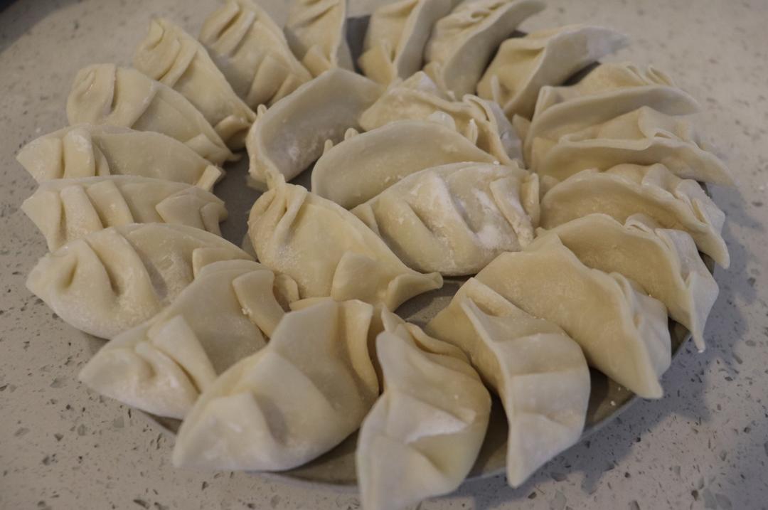新鲜的包菜鱼肉陷饺子