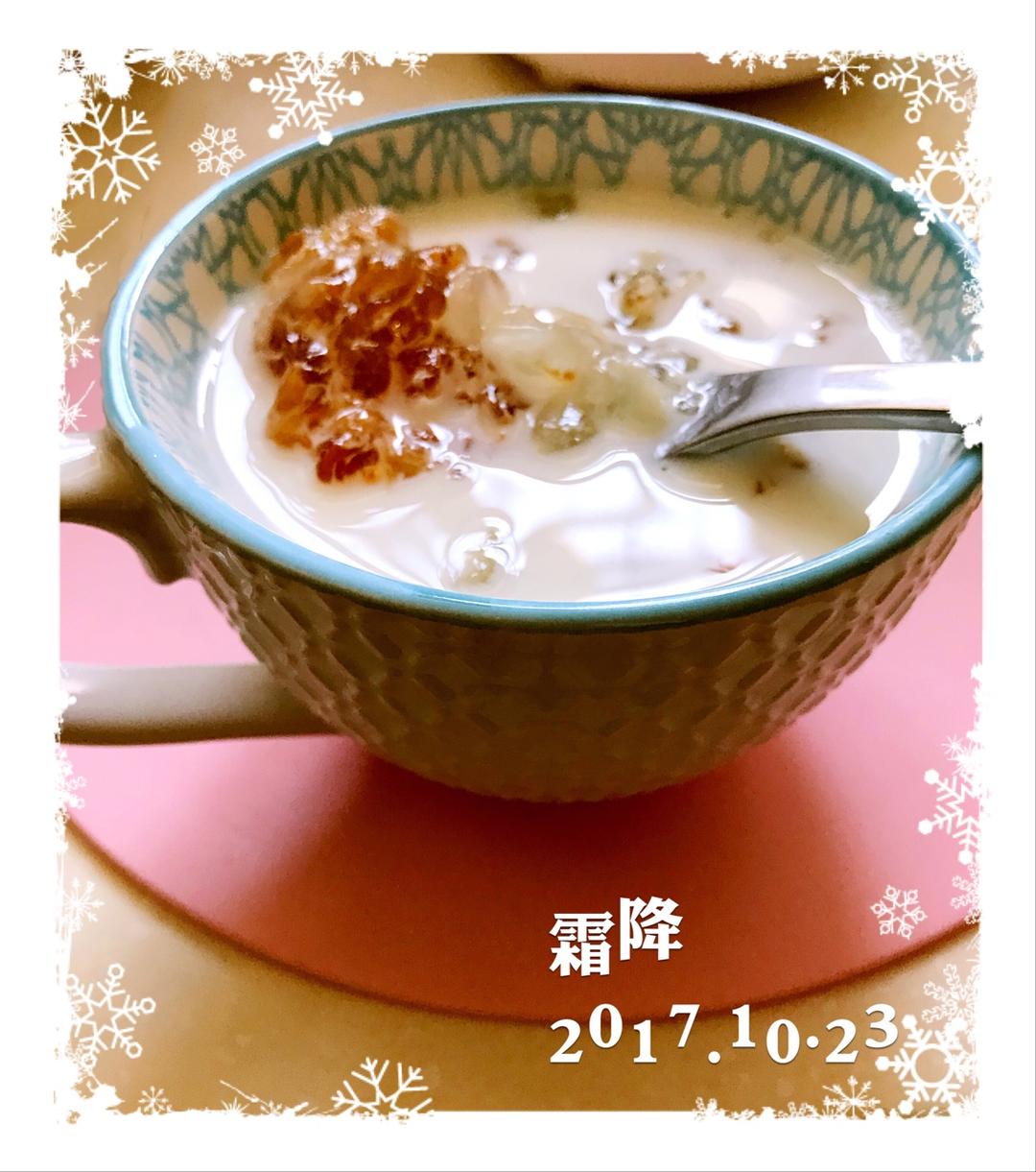 桃胶皂角米炖奶