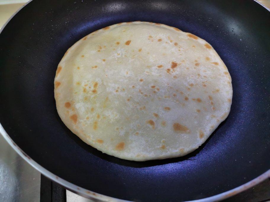 张张都鼓大泡的鸡蛋灌饼这样做不鼓大泡都难