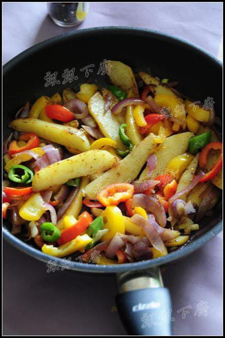 缤纷黑胡椒“烤”土豆的做法