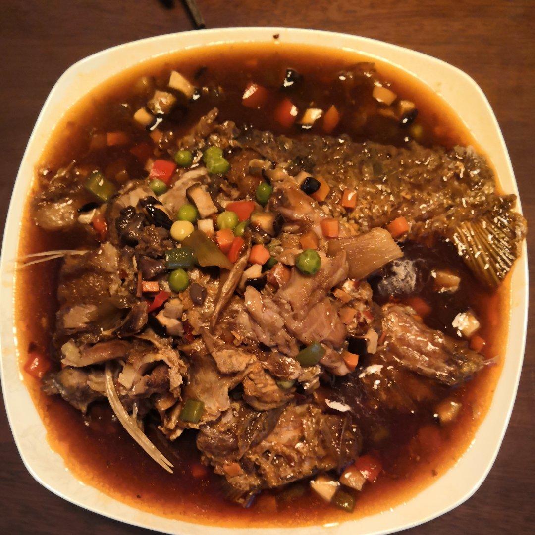 细嫩鲜香家常红烧小鲫鱼