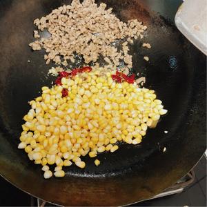超下饭的贵州西红柿青椒肉沫炒玉米的做法 步骤9