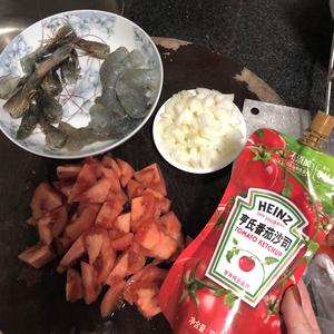 有虾油的番茄鲜虾意面的做法 步骤1