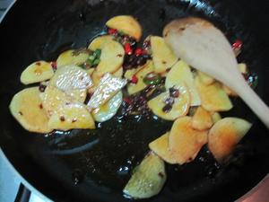 辣豆豉煸土豆的做法 步骤5