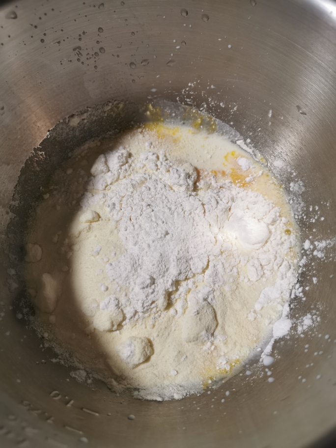 一次发酵不甜腻的奶黄包的做法 步骤2