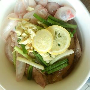 干锅鱼籽鱼泡的做法 步骤2