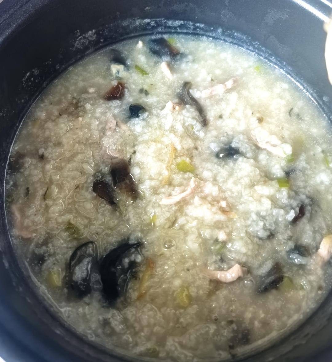 极简皮蛋瘦肉粥电饭煲版的做法