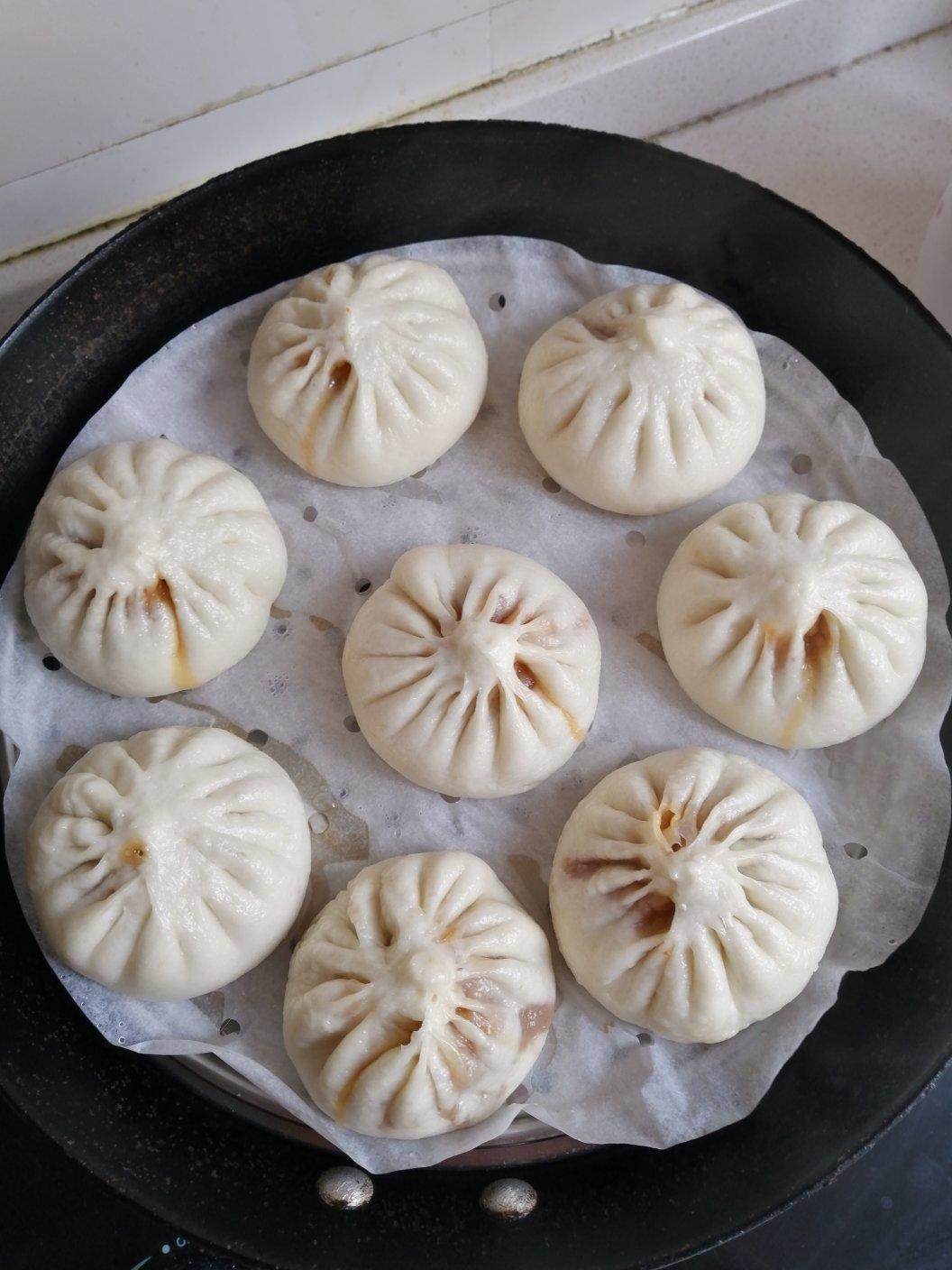 松软多汁的肉包子