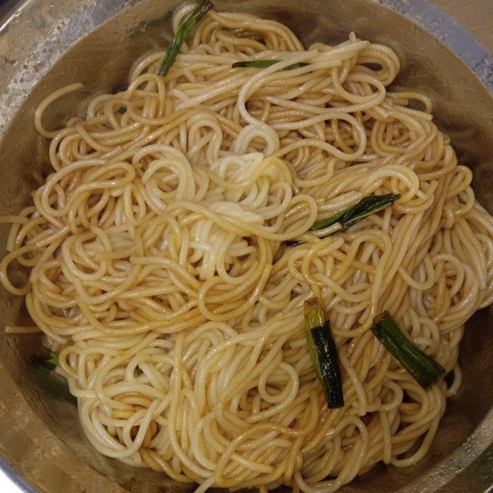 葱油拌面 | 还是用挂面煮的哦。