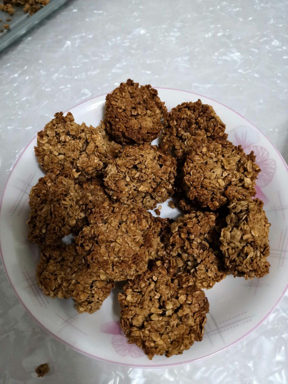 红糖燕麦饼干：燕麦片总泡着吃没意思，简单拌一拌，做成低卡瘦身小零食