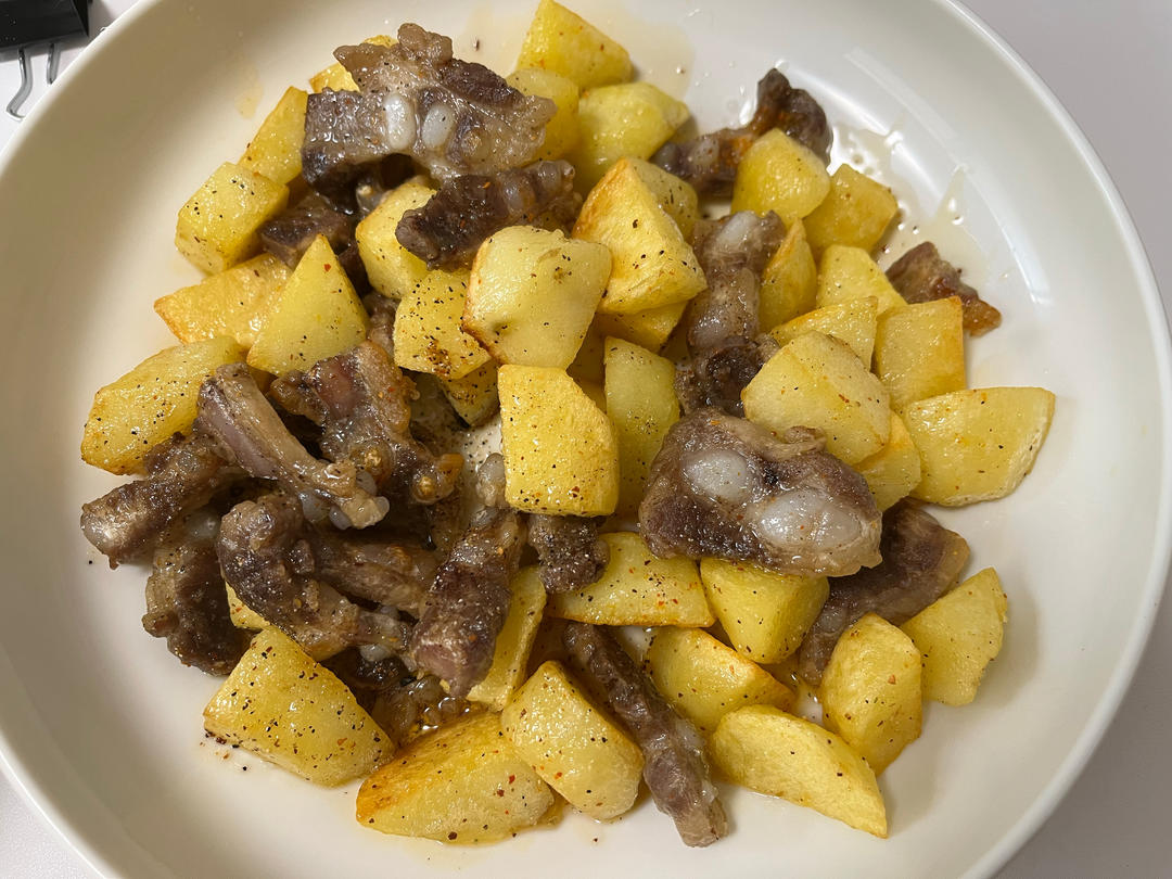 喷香喷香的猪软骨土豆粒