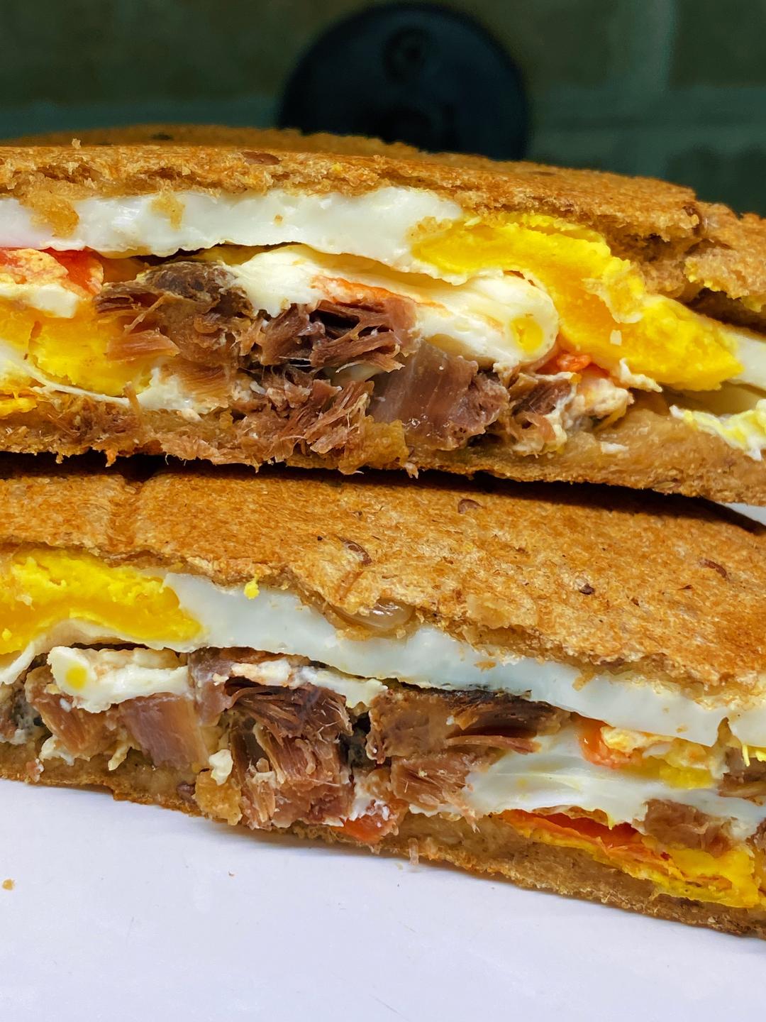 鹵牛肉番茄窩蛋三明治「低脂」的做法 步驟8