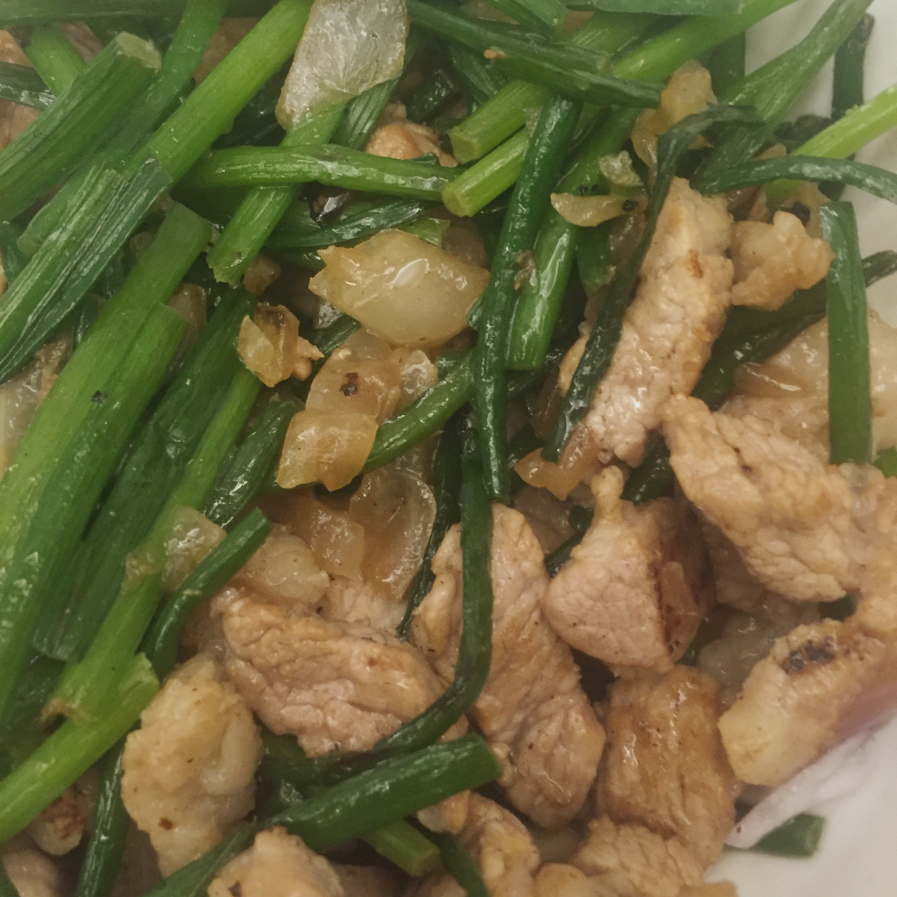 鲜嫩韭花炒肉丝