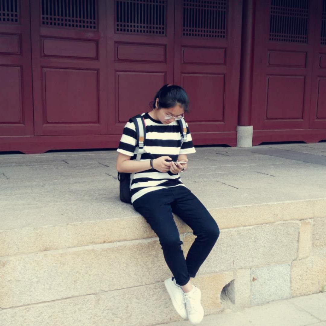 就叫隔壁小王吧