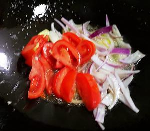 西红柿辣白菜牛肉汤的做法 步骤3
