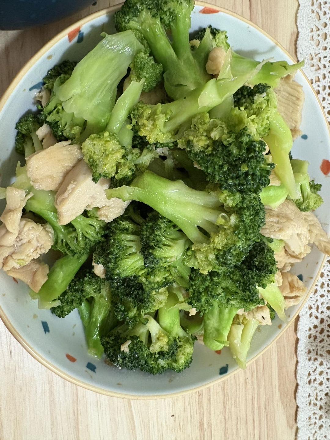 鸡胸肉炒西兰花