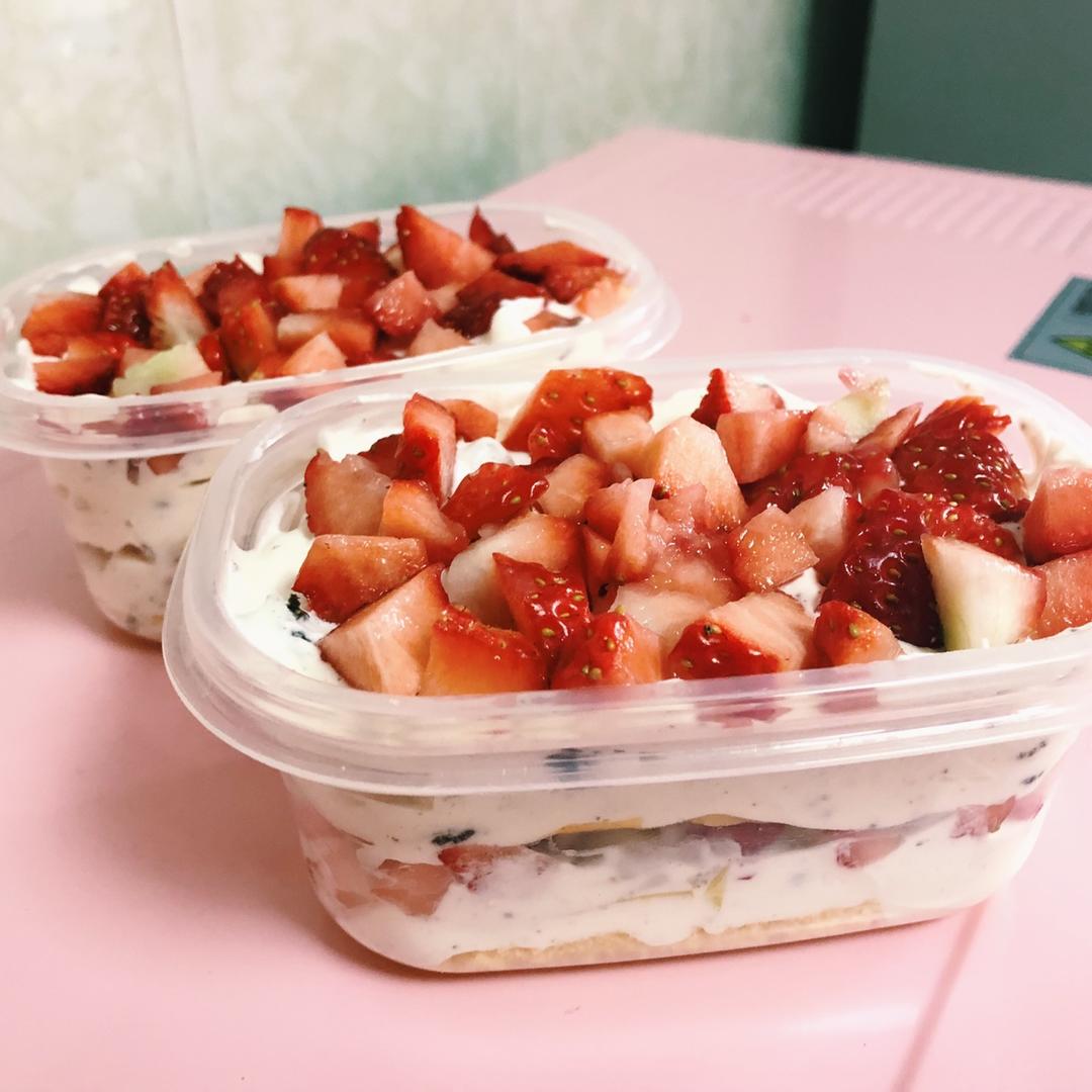 草莓奶油蛋糕盒子