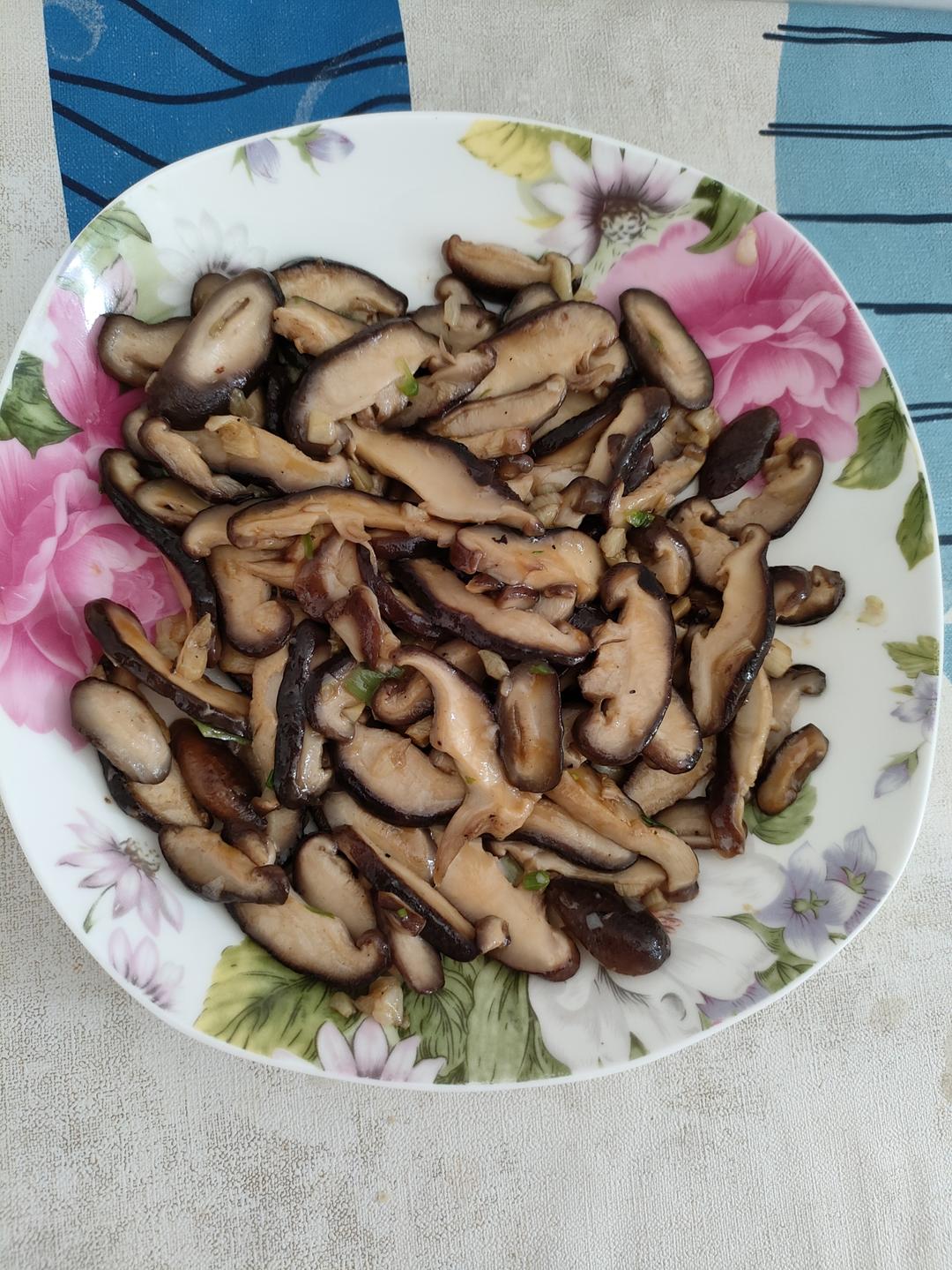 分享一个香菇好吃的做法，不用烧鸡不用炖汤，简单炒一炒，真香