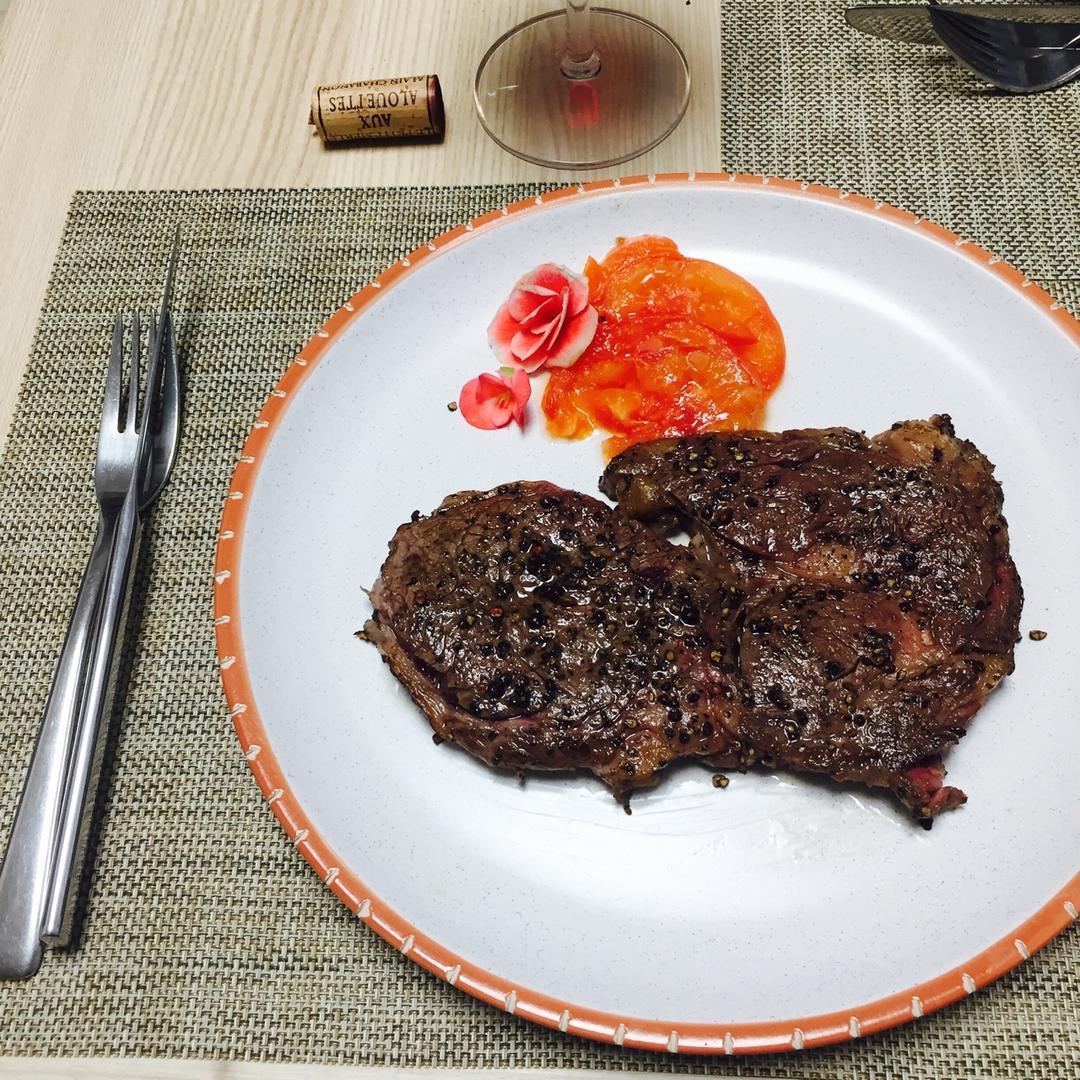 四分钟煎好一块鲜嫩多汁的牛排