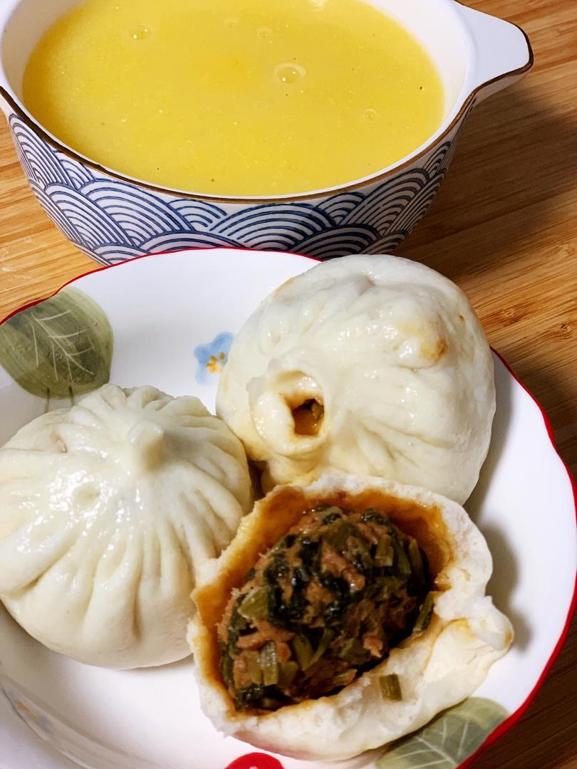 雪里蕻腌菜鲜肉包子，二次发酵的包子的特点是相对一发来说，口感松软又不失嚼劲！