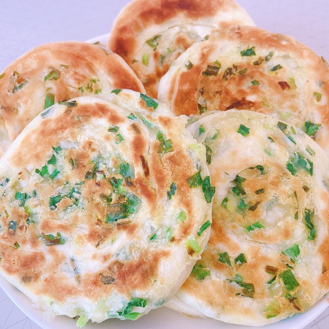 满是葱香层层分明的葱油饼