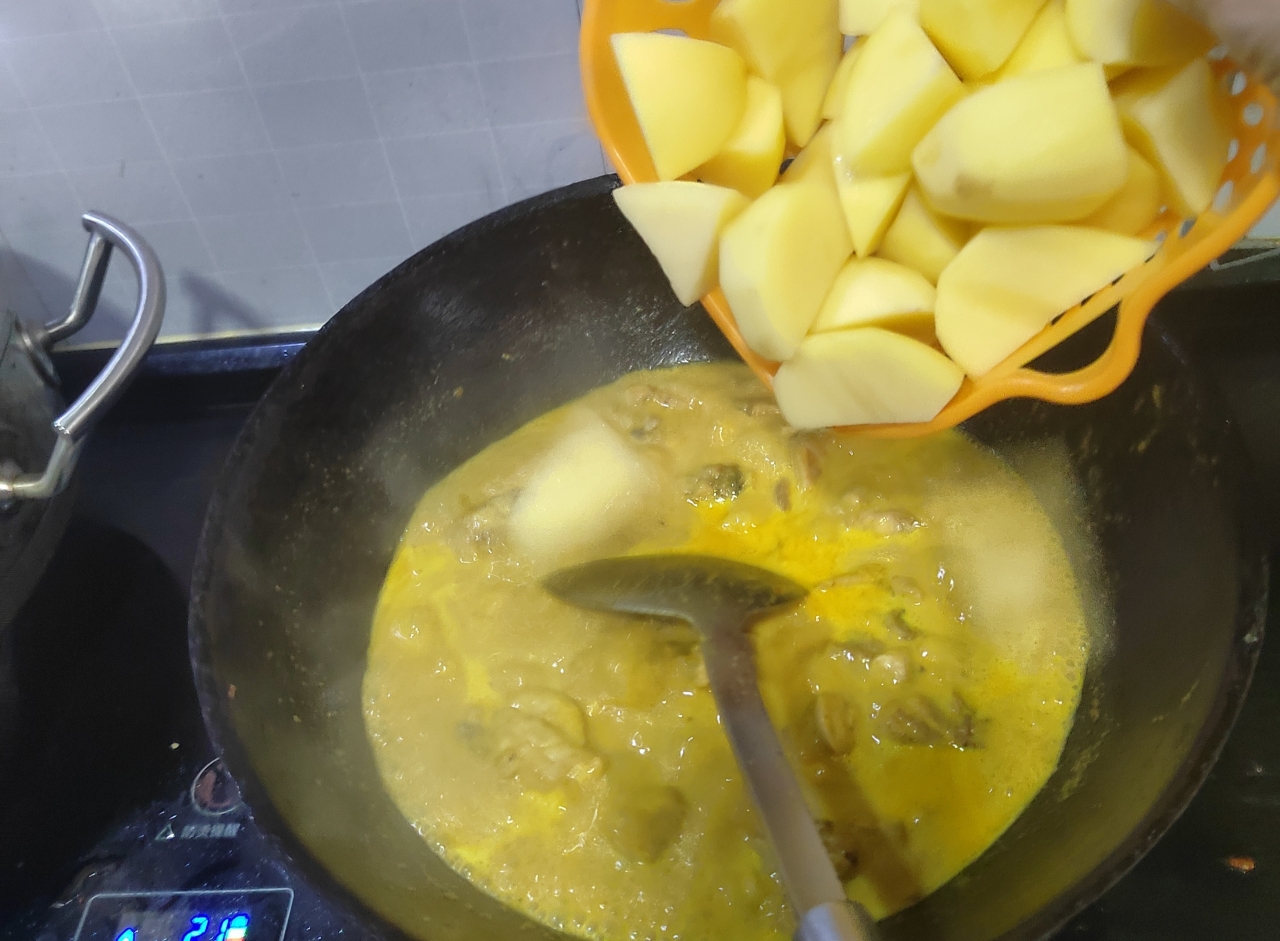 咖喱土豆焖鸡的做法 步骤5